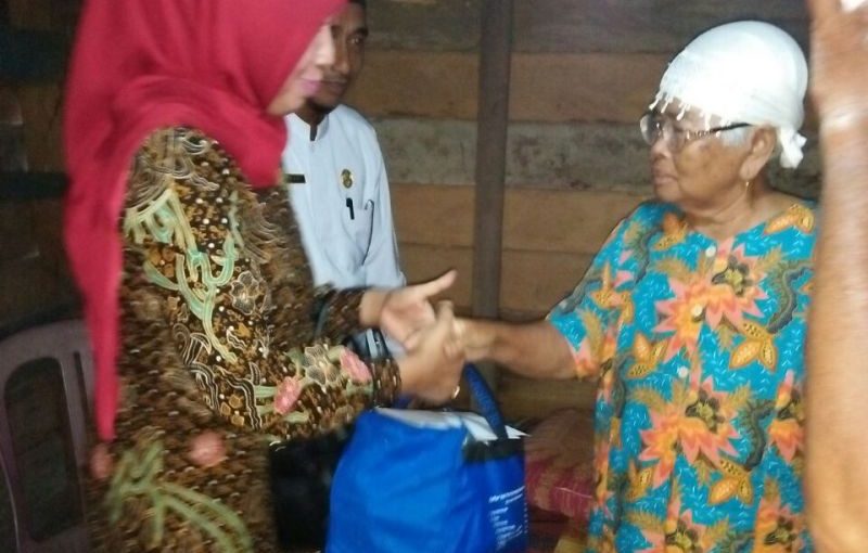 Warga Miskin dan Lansia Diberi Bantuan