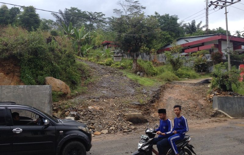 Jalan dan Pagar TPU Memprihatinkan