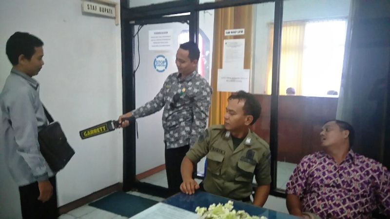 Tamu Diperiksa dengan Metal Detector