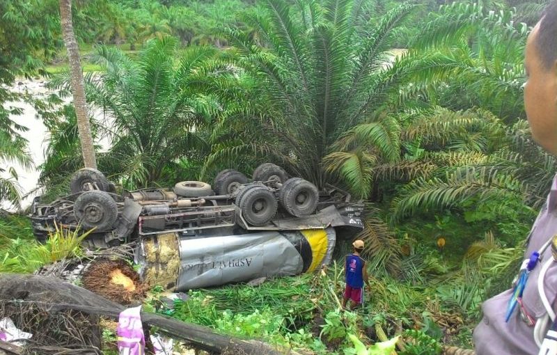 1 Tewas, 2 Kritis, Truk Aspal Hantam Motor, Lalu Terjun ke Jurang