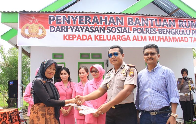 Kapolres Serahkan Bantuan Rumah