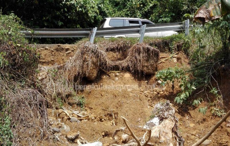 Jalan Senali – Kuro Tidur Longsor