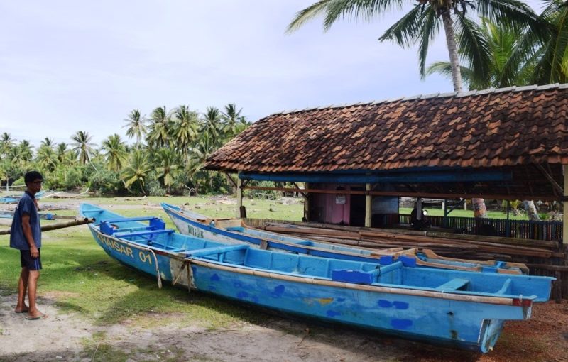 2 Nelayan Nyaris Tewas, Perahu Terbalik Dihantam Ombak