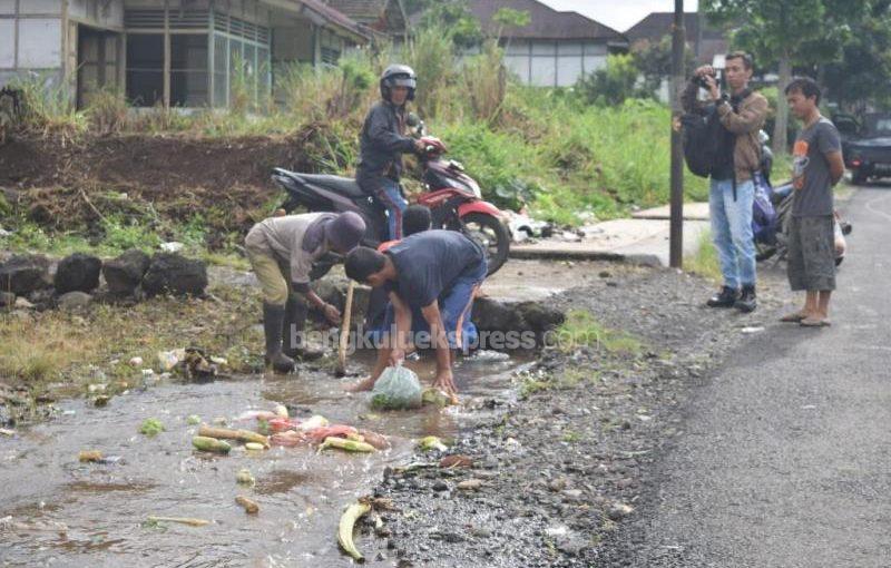 Air Meluber ke Jalan dan Rumah Warga