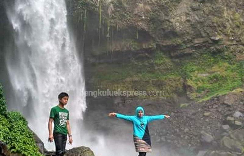 Air Terjun Tangga Seribu Di Pinggir Jalan Lintas, Butuh Sentuhan Pemkab