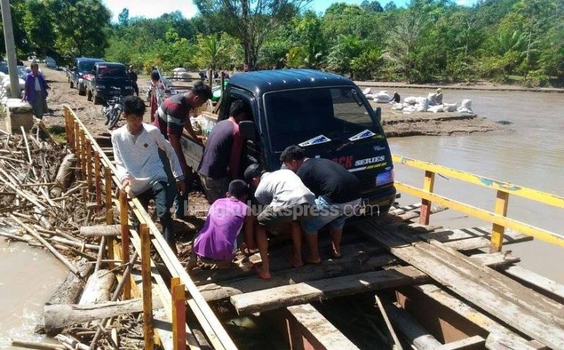 Jembatan Tanjung Raman Nyaris Putus