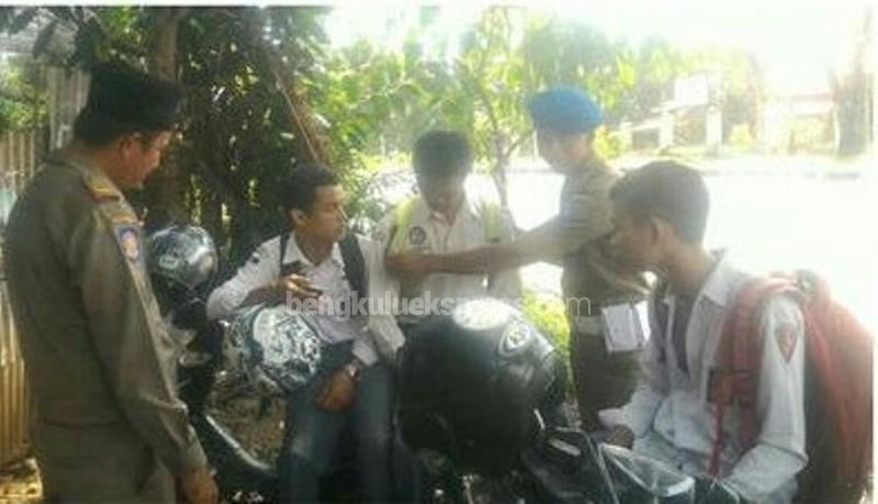 Asyik Nongkrong Saat Jam Belajar, Sekelompok Siswa Dibubarkan Satpol PP