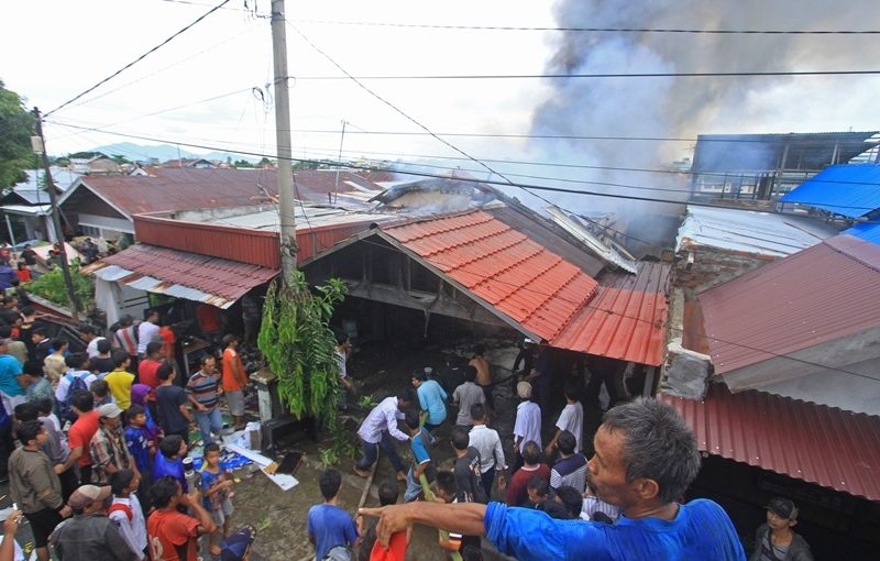 Rumah Guru dan Warung Terbakar