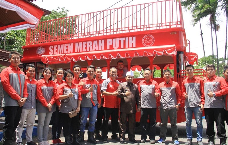 Semen Merah Putih Serahkan Bus Pariwisata