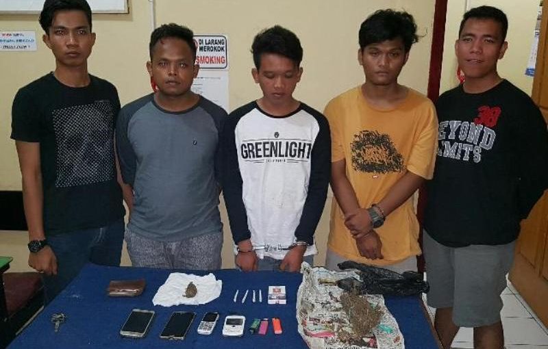 Bawa Ganja, 3 Warga Dicokok Polisi