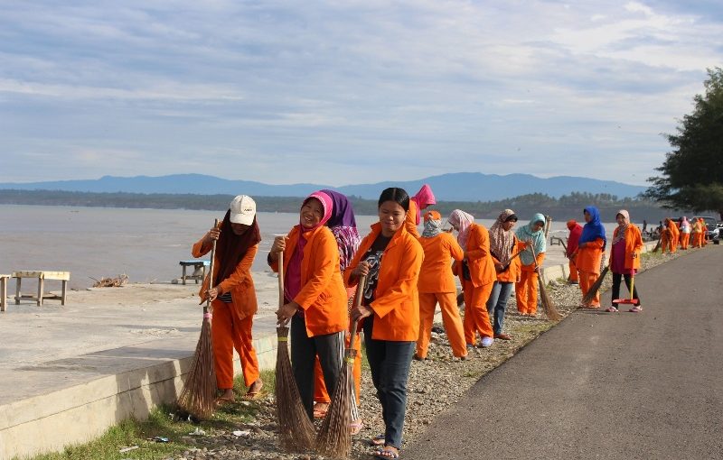 Bersih-Bersih Pantai Pasar Bawah