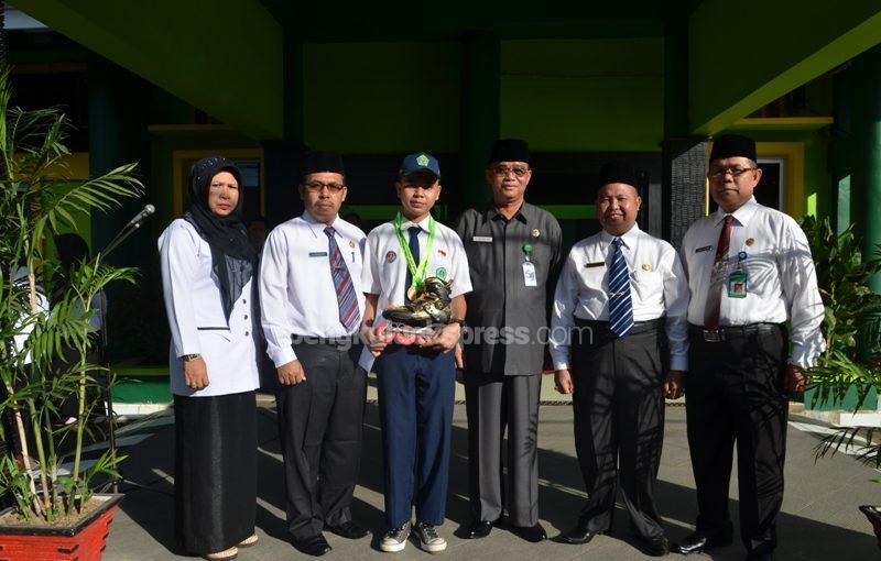 Kemenag Reward Siswa Berprestasi