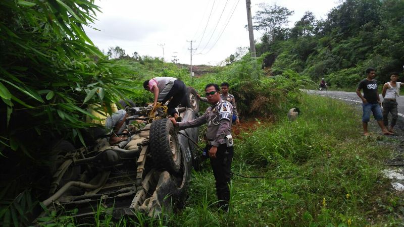 Tabrakan di Tikungan, Hilux Terbalik