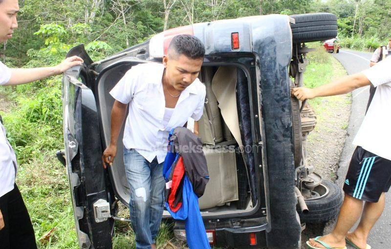 Mobil Karyawan Yamaha Terbalik