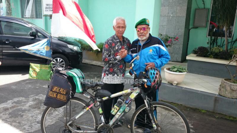 Raden Andik Jaya Prawira (73) Keliling Indonesia dengan Sepeda