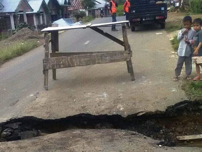 Jalan Lintas Lebong-Curup Nyaris Putus, Badan Jalan Ambles