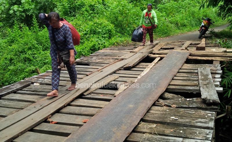 Jembatan Penghubung Nyaris Makan Korban, Kondisinya Rusak Berat