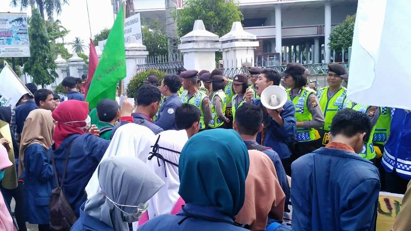 Ratusan Mahasiswa Demo Gubernur Bengkulu