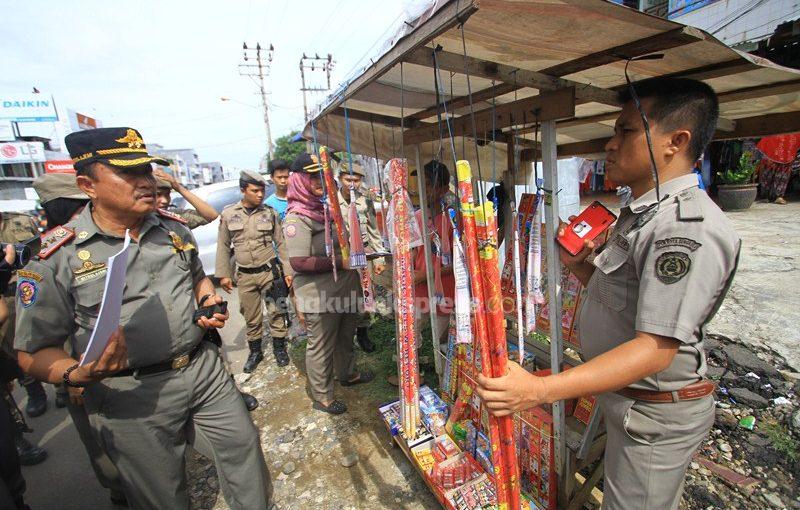 Petasan Hendak Disita, Pedagang Tunjukan Izin Kepolisian