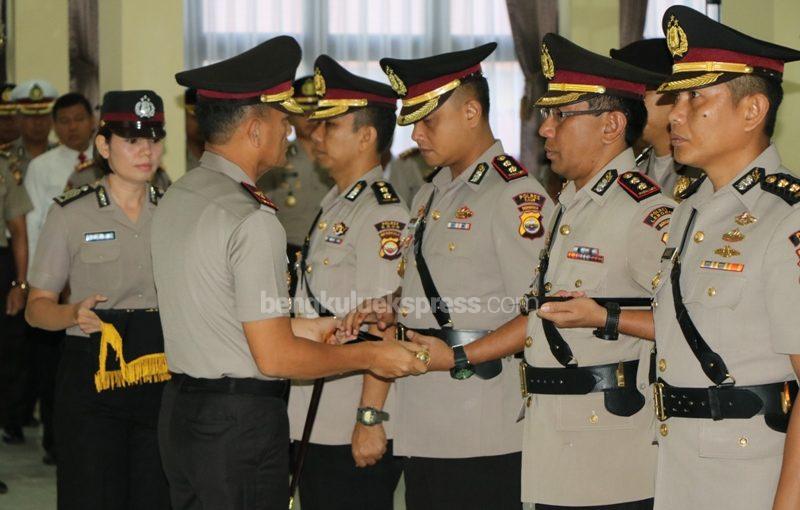 Kapolda Lantik Dua Perwira Terbaik