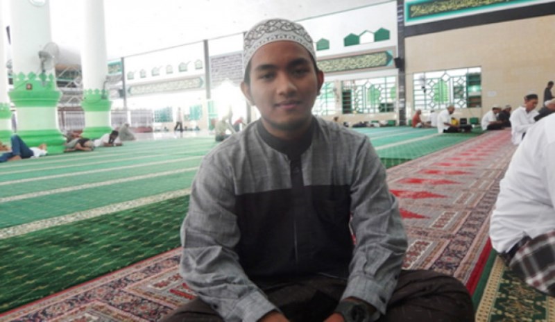 Sempat Takut akan Dibunuh, Remaja 18 Tahun Ini jadi Imam Masjid Agung