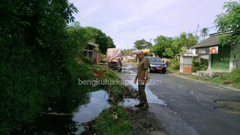 Saluran Tersumbat, Air Genangi Jalan