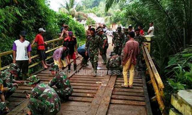 TNI dan Warga Bersinergi Buka Keterisoliran Desa
