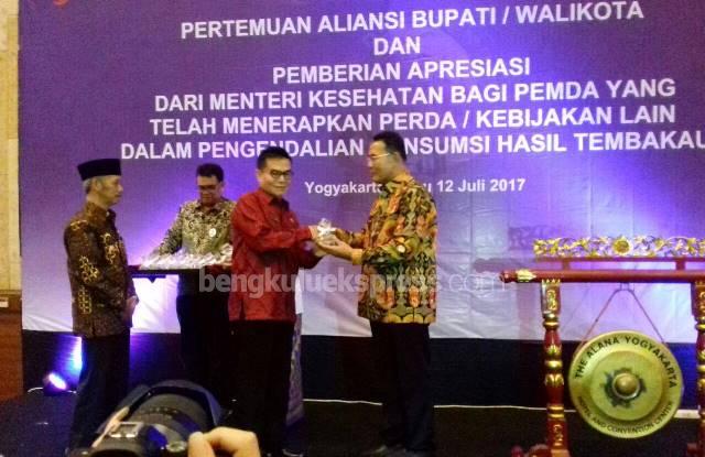Bupati Bengkulu Selatan Terima Penghargaan Pastika Parahita