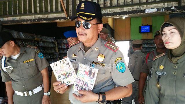Satpol PP Tertibkan Pedagang Durian Depan Balai Buntar