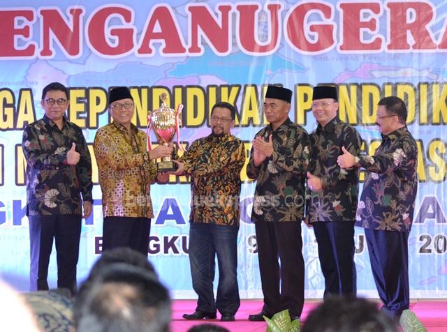Mendikbud dan Ketua MPR RI Hadiri Penganugerahan GTK PAUD dan Dikmas 2017 di Bengkulu