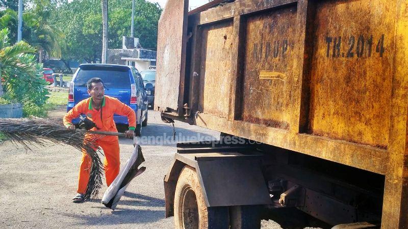 Petugas Bersihkan Sampah Sisa Lebaran