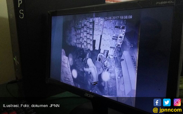 Pencuri Edan, Masuk Rumah Tanpa Busana, Terekam CCTV