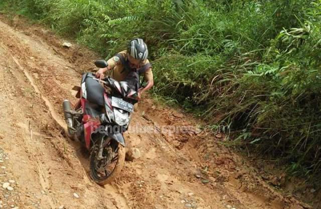 Jalan Rusak Kendaraan Sulit Melintas