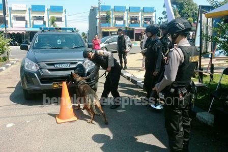 Periksa Setiap Kendaraan dengan Metal Detector dan Anjing Pelacak