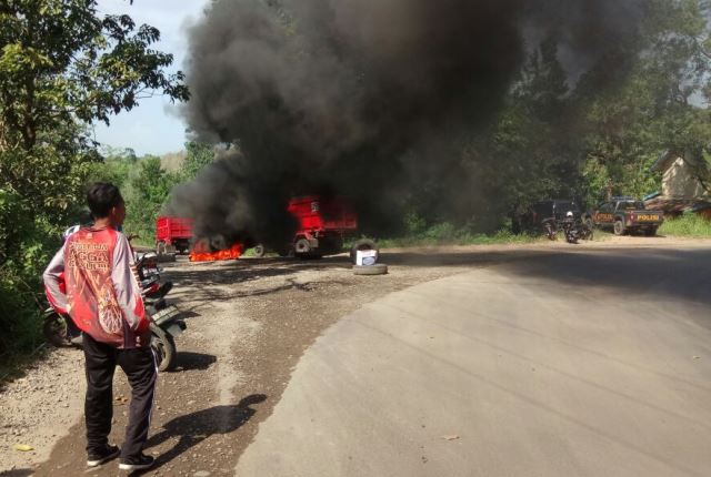 Ratusan Warga Hadang  Jalan Tambang Injatama