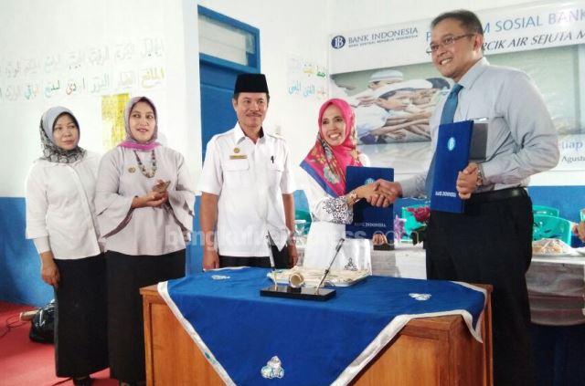 BI Salurkan Bantuan Air Bersih SDN 26 Kota Bengkulu