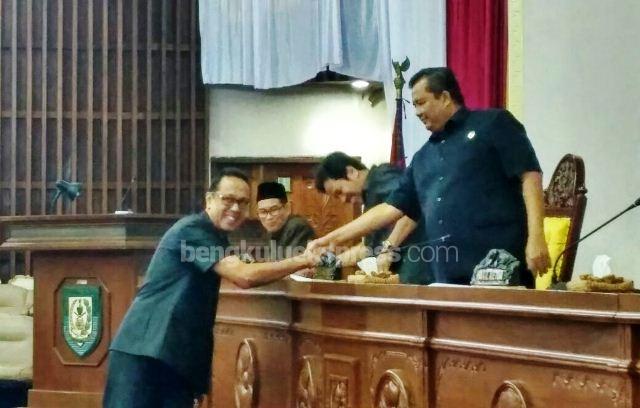 Rapat Paripurna Pandangan Fraksi Terhadap Pendapat Gubernur Atas Raperda Usulan Inisiatif