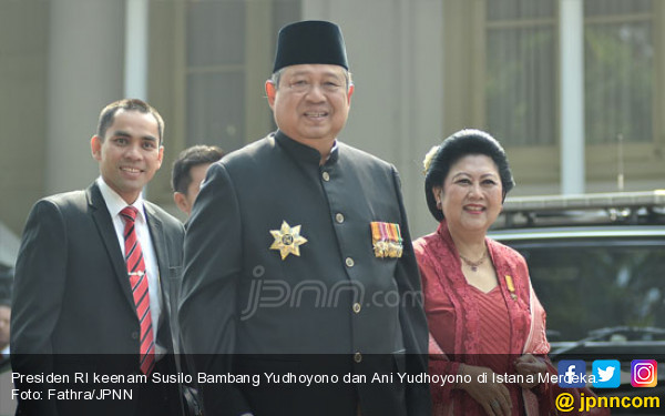 Pak SBY Semringah Masuk Istana, Bu Ani Senyum Manis
