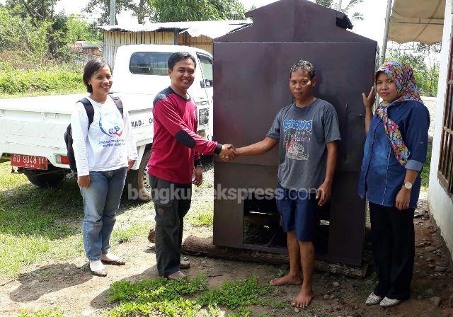 DKPP Salurkan Alat Pengasapan Ikan