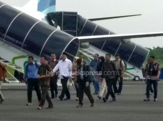 RM Cs Tiba di Bandara Fatmawati Tanpa Kenakan Rompi Orange khas KPK