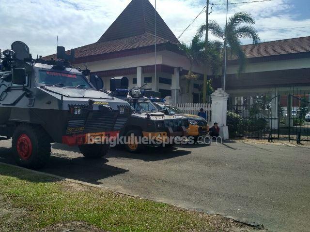 Jemput RM, Puluhan Personel Polisi dan Mobil Barracuda Stanby di Bandara Fatmawati.