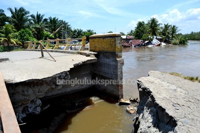 Tiga Jembatan di Kampung Bahari Putus, Warga Terisolir