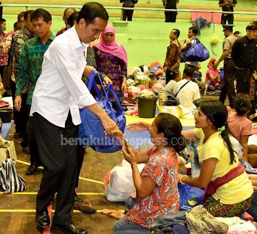 Jokowi Serahkan Bantuan 7,2 milyar Untuk Pengungsi Erupsi Gunung Agung