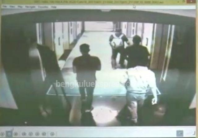 JPU KPK Putar Rekaman CCTV Pertemuan RM dan RDS