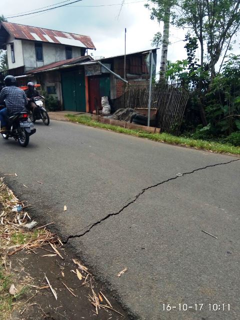 Dihajar Gempa,  Jalan Lintas  Kepahiang-Kabawetan Retak