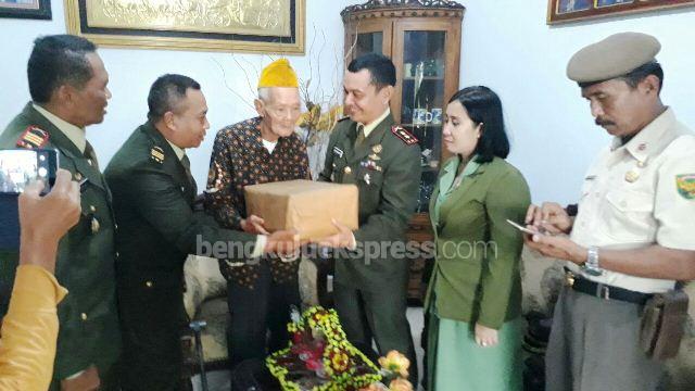 Mengharukan, Peringati HUT TNI Ke-72, Ini yang Dilakukan Dandim 0408 Bengkulu Selatan