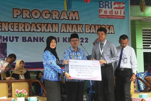 BRI Serahkan Bantuan Pendidikan