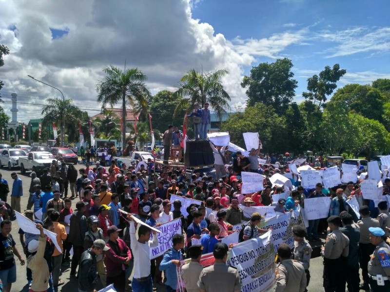 Ratusan Masyarakat Pencari Limbah Batu Baru Unjuk Rasa di Depan Kantor Gubernur Bengkulu