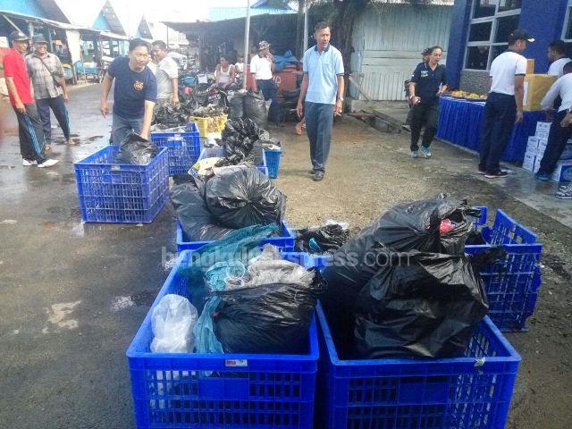 TNI AL, Pedagang dan Nelayan Serbu Sampah Plastik di TPI Pulau Baai