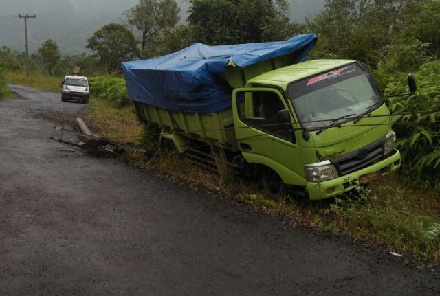 Ditimpa Tiang Listrik, Warga Katenong Jaya Terluka